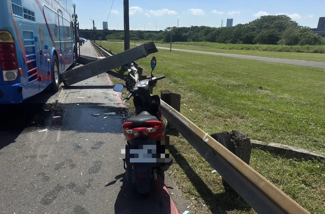 機車遭波及女騎士摔傷送醫。（圖／翻攝畫面）