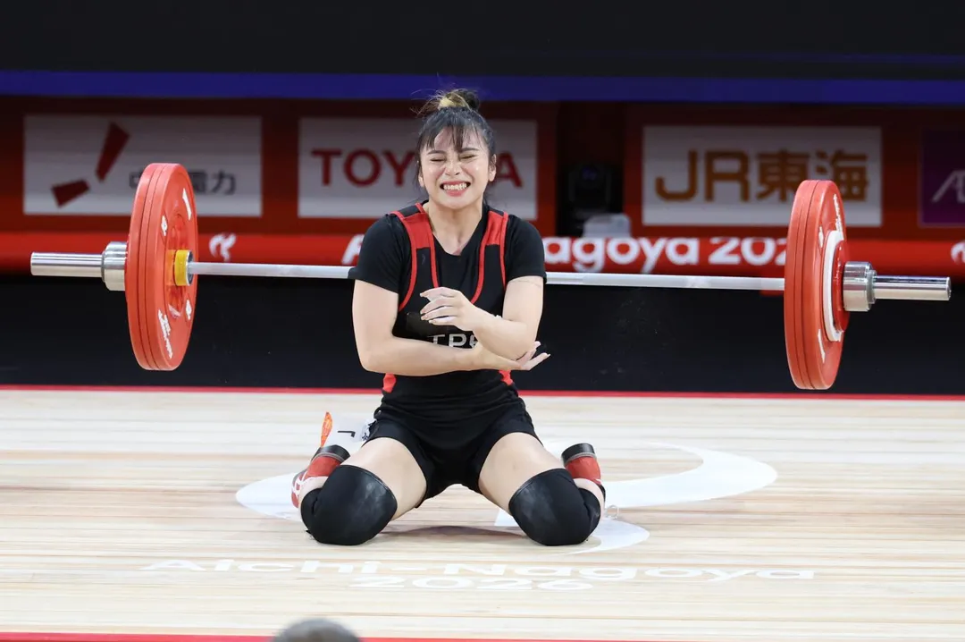 方莞靈不斷摸著受傷的左手肘。(圖/中華奧會提供)