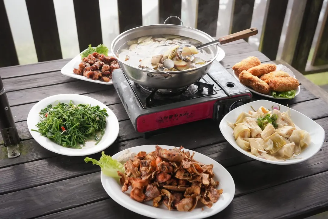 餐廳提供熱炒、湯鍋、魚類、青菜及什錦料理，無論多人共享合菜或單點菜色，都能依照同行人數與需求選擇。（圖／嘉義縣政府）