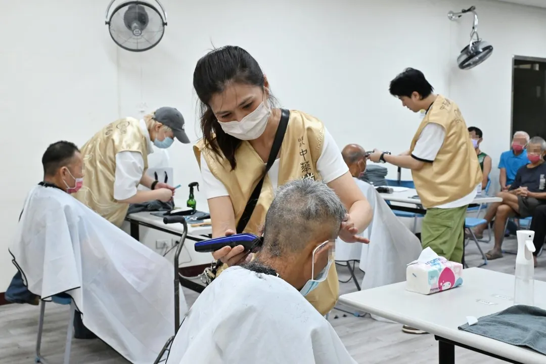 一場義剪，不只替街友把頭髮整理得清爽俐落，也是一段好好坐下來、貼心傾聽交流的美好相遇。（圖／道家人文協會提供）