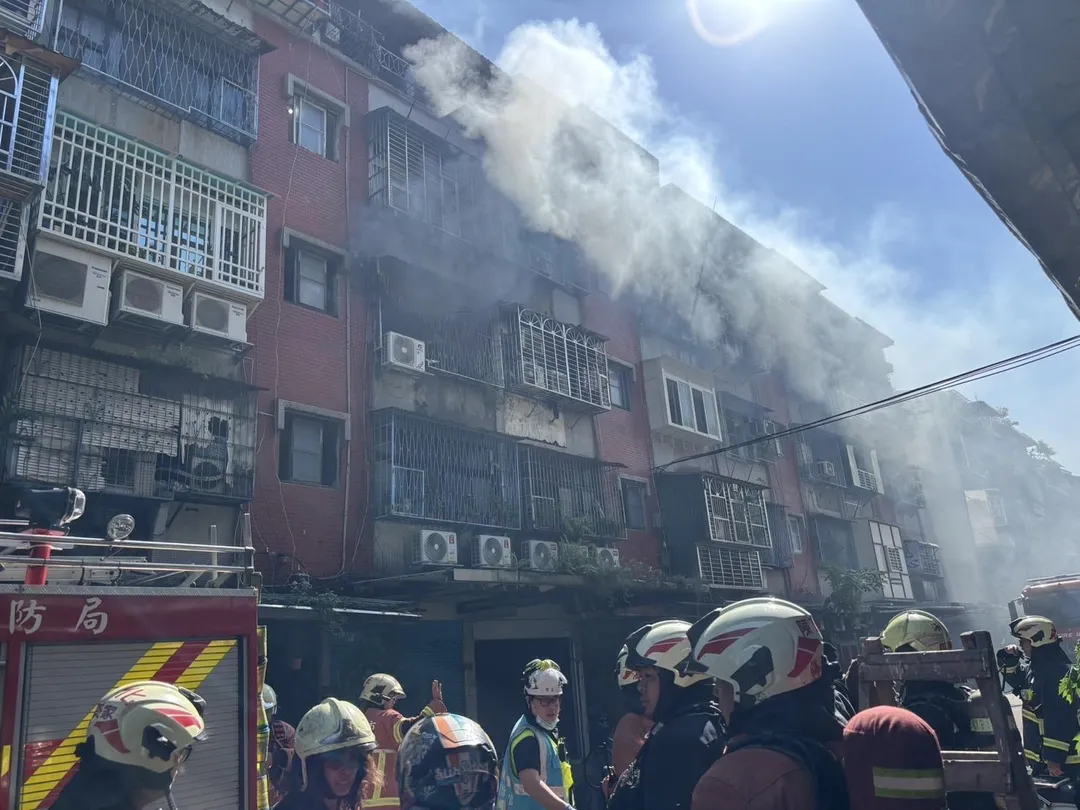 新北市新莊下午發生一起住宅火警。（圖／翻攝畫面）