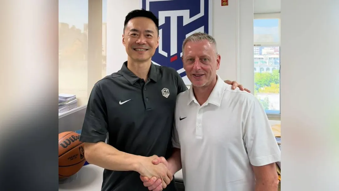 圖齊（右）卸下國家隊教練職務。（圖／籃協提供）