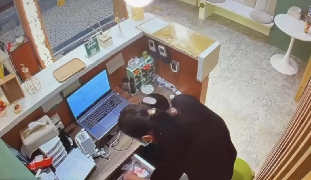 婦人在按摩店櫃台偷錢。（圖／翻攝Threads wei___tra）