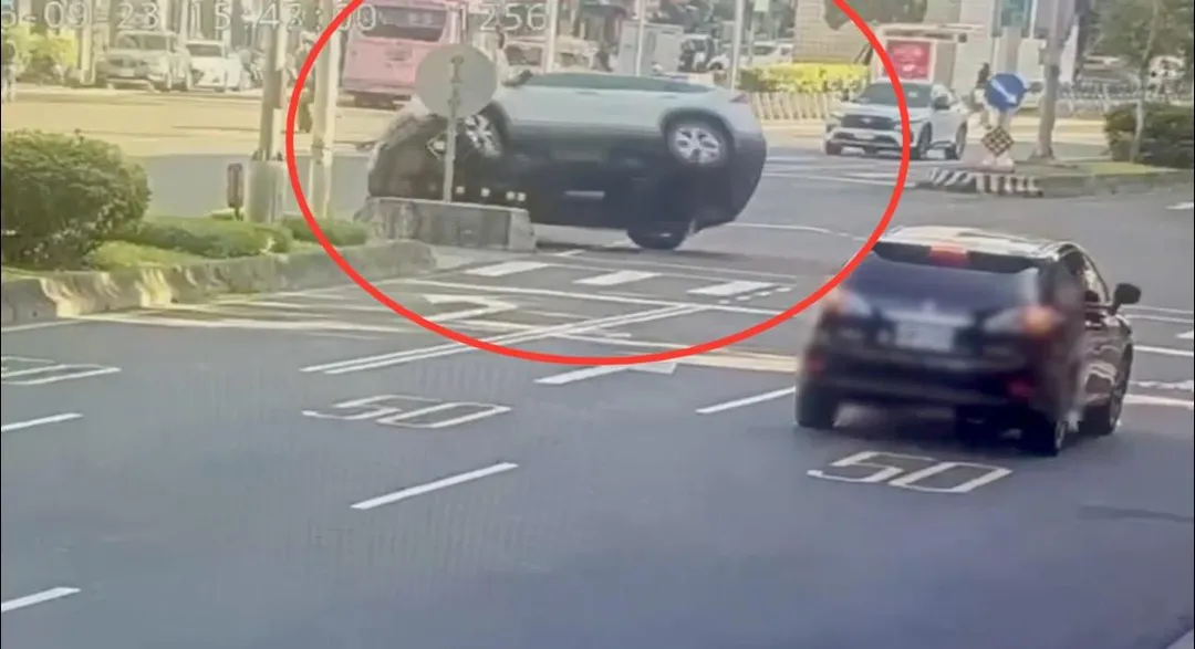 休旅車不慎撞擊庇護島翻覆。（圖／翻攝畫面）