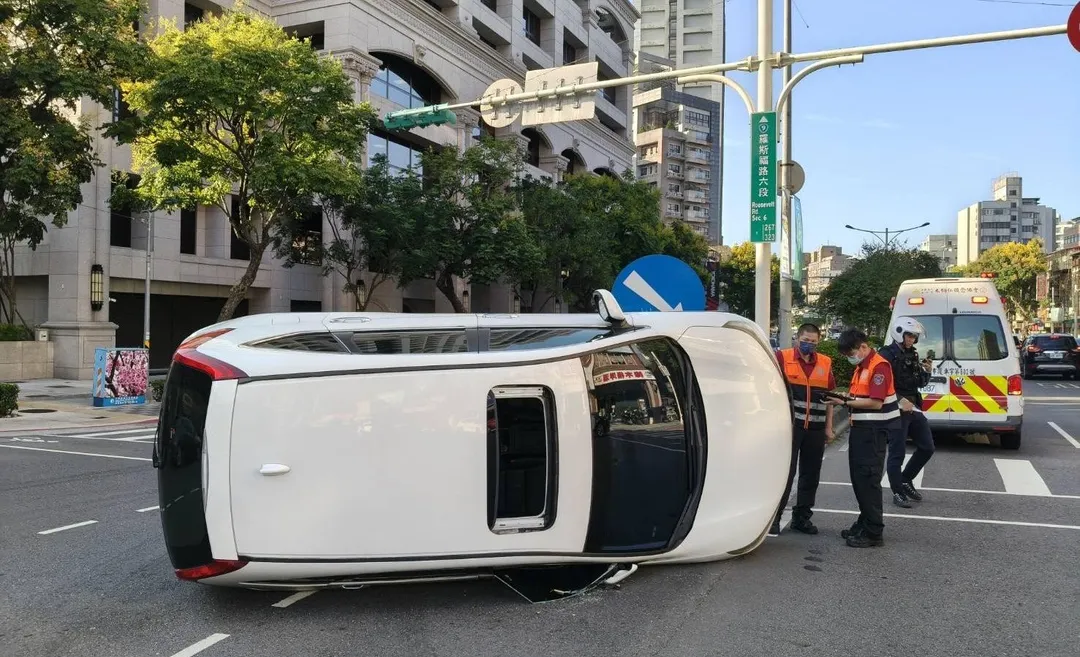 休旅車翻覆側躺路中。（圖／翻攝畫面）
