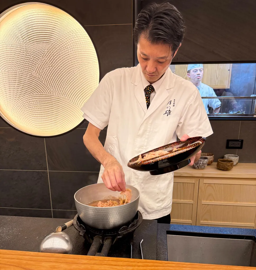 現熬柴魚高湯。(圖/黃宏輝提供)