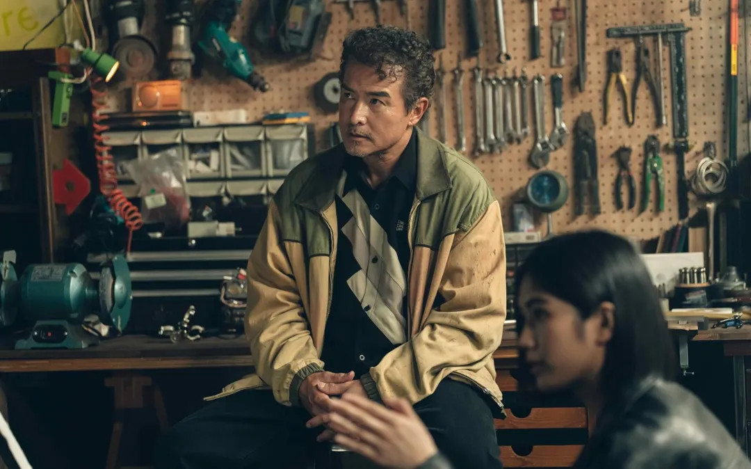 李銘順在劇中飾演負債纏身、原本只想退出江湖的江福生。(圖/Netflix 提供)