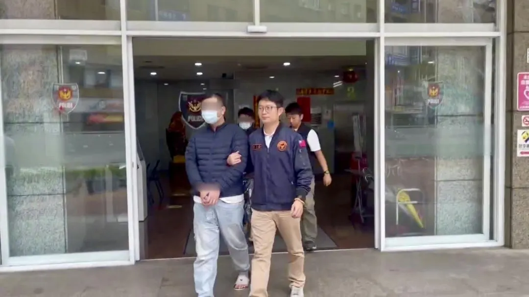 何姓主嫌遭警方查緝到案。(圖/翻攝畫面)