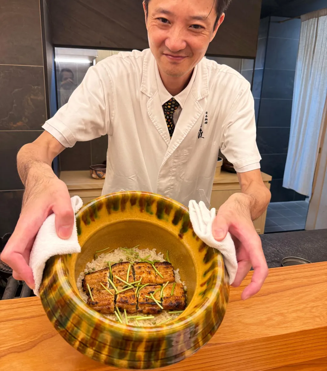 料理長展示釜飯。(圖/黃宏輝提供)