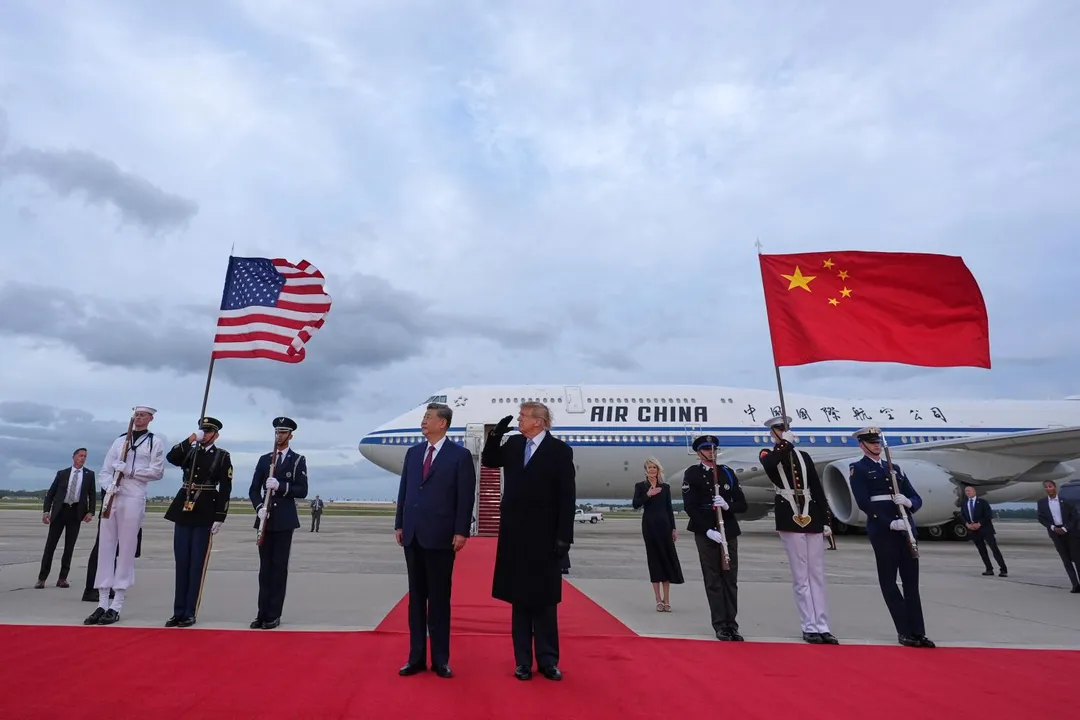 美國馬里蘭州安德魯斯聯合基地,美國總統川普(Donald Trump)在與中國大陸國家主席習近平舉行的歡迎儀式中,於軍機空中分列式通過時敬禮。(圖/美聯社)