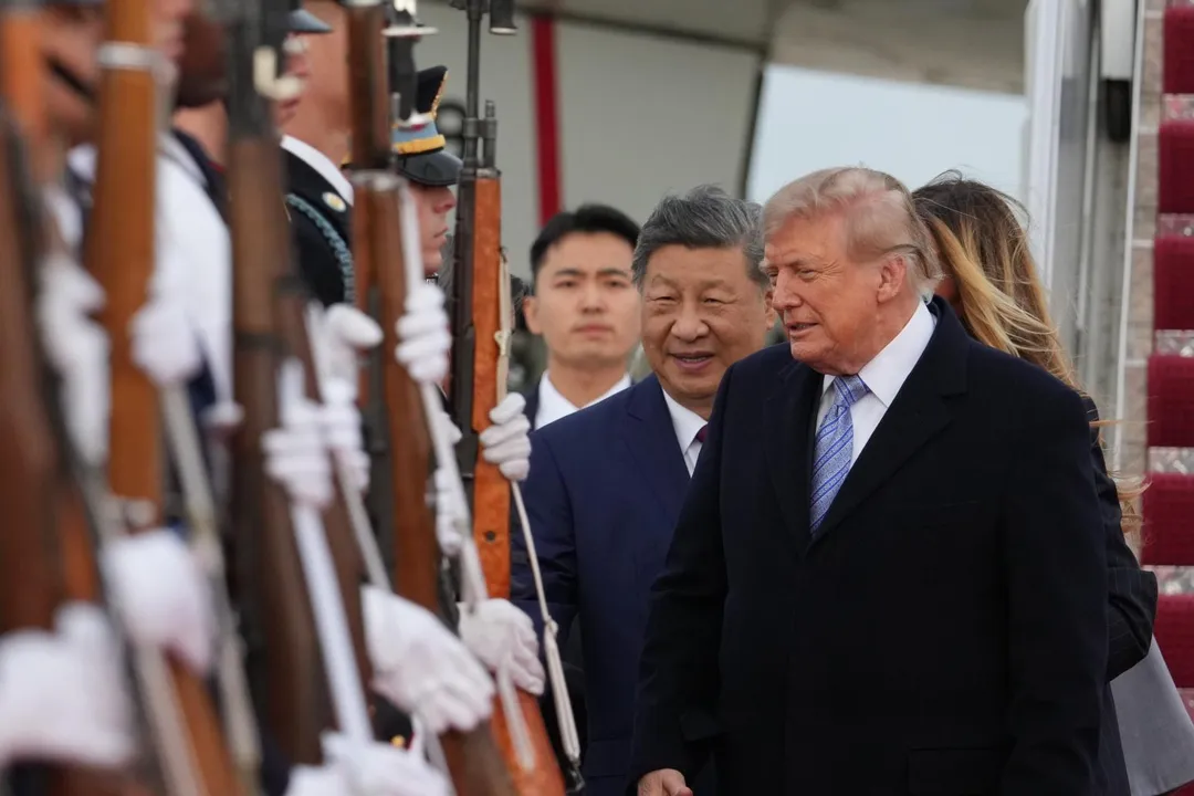 美國馬里蘭州安德魯斯聯合基地,美國總統川普(Donald Trump)與中國大陸國家主席習近平出席歡迎儀式。(圖/美聯社)