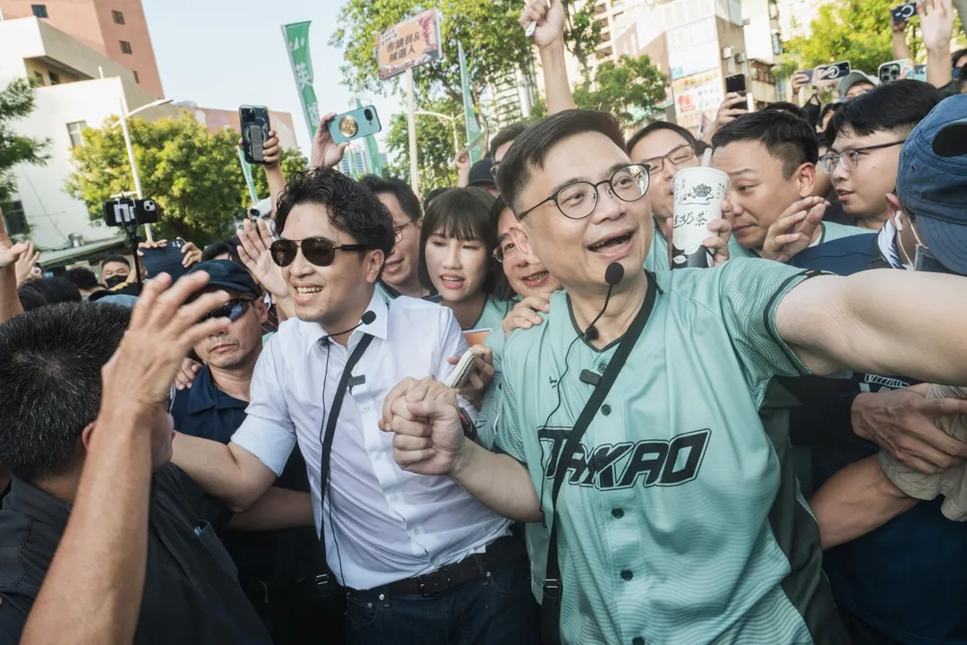 民進黨台北市長參選人沈伯洋19日南下合體高雄市長參選人賴瑞隆,「洋流」湧進港都。 (圖/沈伯洋辦公室提供)