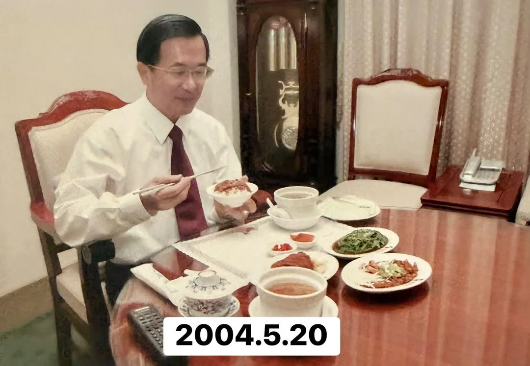 前總統陳水扁連任就職當天的午餐就是鬍鬚張。 (圖/翻攝自陳水扁社群專頁)