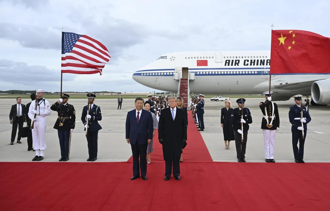 大陸國家主席習近平（左）23日搭乘專機抵達美國安德魯聯合基地，美國總統川普（右）到場接機。（圖／新華社）