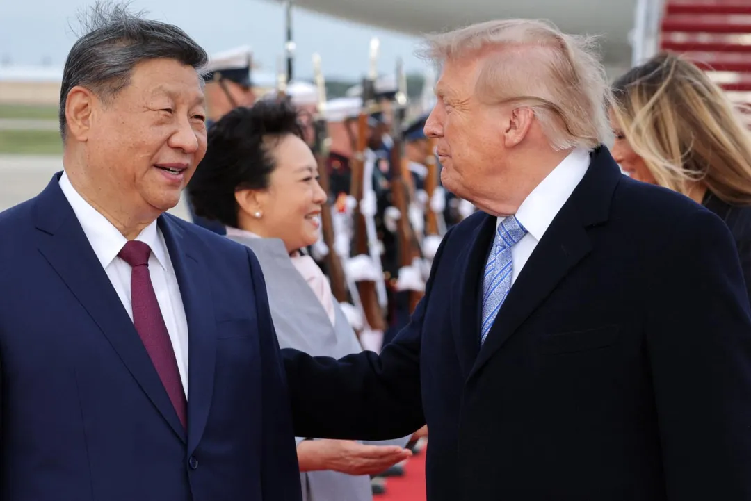 美國總統川普及第一夫人梅蘭妮亞迎接大陸國家主席習近平與夫人彭麗媛。（圖／路透）