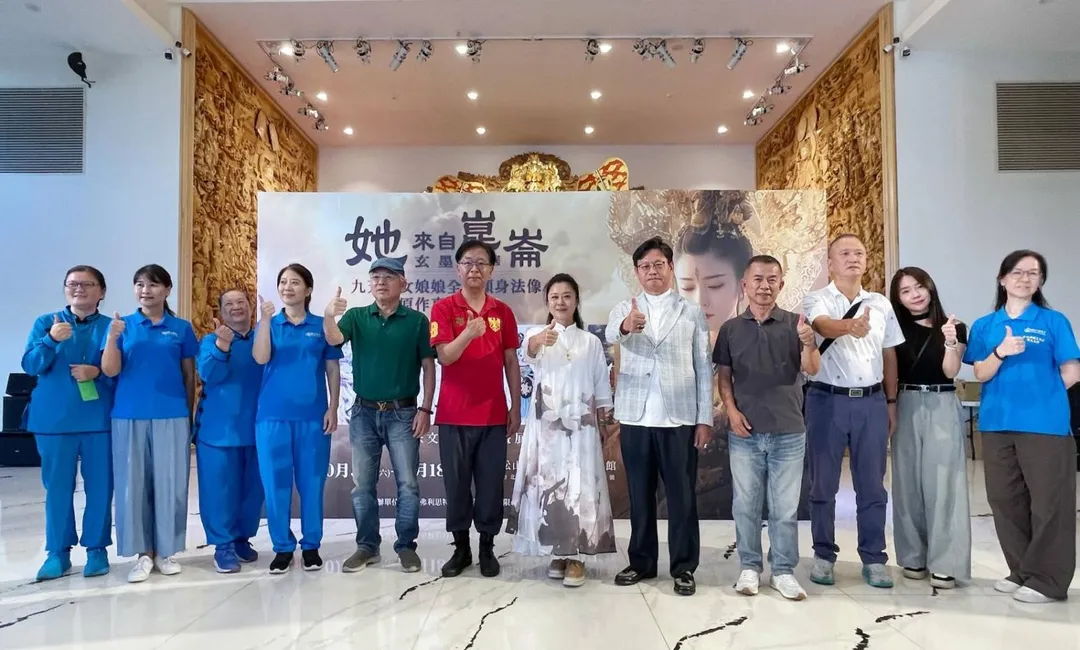 《她來自崑崙・玄墨蓮華——宋文琪書畫藝術展》記者會23日舉行,藝術家宋文琪、主辦單位弗利思特文化事業董事長許良源、唐卡修復師陳宜達、雲林同鄉會及松山慈惠堂代表共同為展覽揭開序幕。(圖/弗利思特文化事業提供)