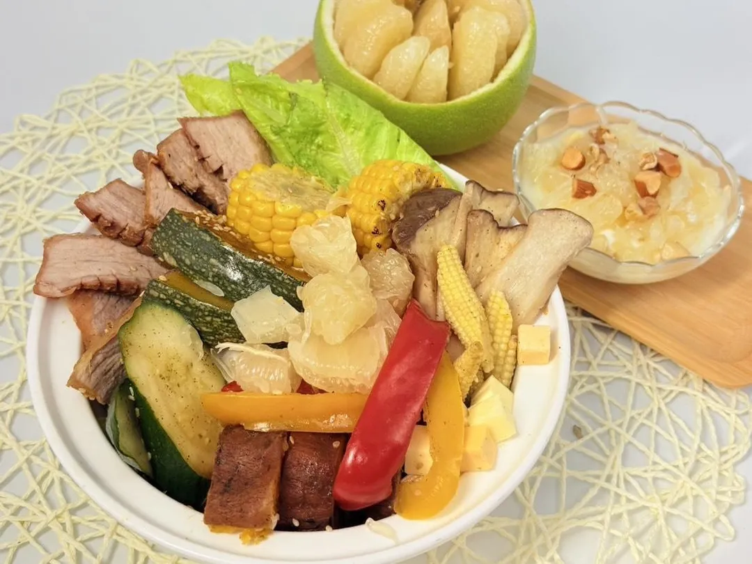 「鮮柚烤肉沙拉」以烤肉搭配多樣蔬果、全穀雜糧及柚子優格醬，減少重口味醬料使用，增添中秋料理清爽風味。（圖／臺南市立安南醫院）