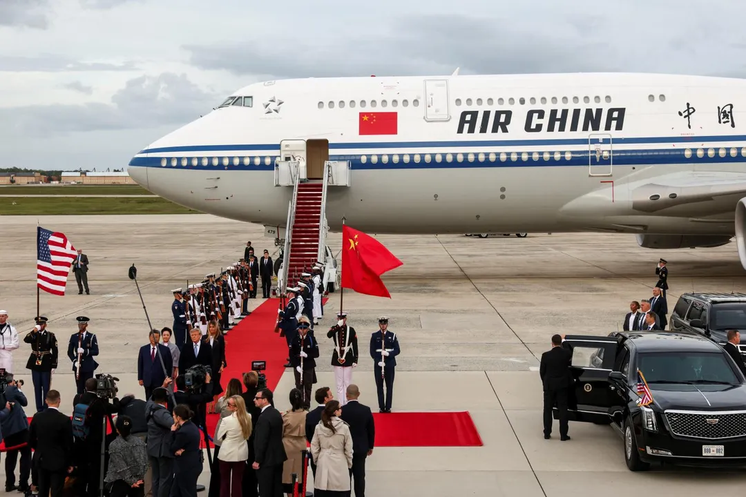 大陸國家主席習近平搭乘專機抵達美國安德魯聯合基地。（圖／路透）