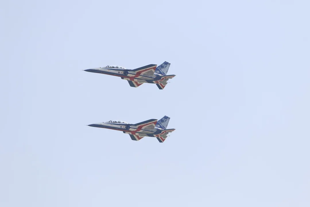 2架高教機起飛後，以雙機編隊低空通過漢翔沙鹿廠區上空，為整個生產計畫畫下句點。(圖/宋玉寧攝)