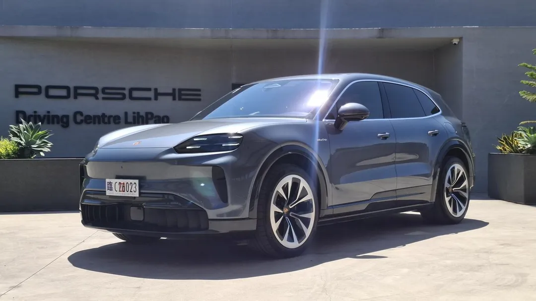 Porsche Cayenne Electric售價為398萬元，正式切入400萬元以下的豪華純電休旅市場（圖／中天車享家朱朱哥來聊車）