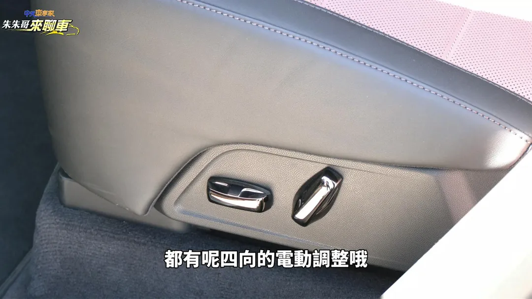 Porsche Cayenne Electric純電版本提供後座四向電動調整功能，椅背可在11度至29度之間調整（圖／中天車享家朱朱哥來聊車）