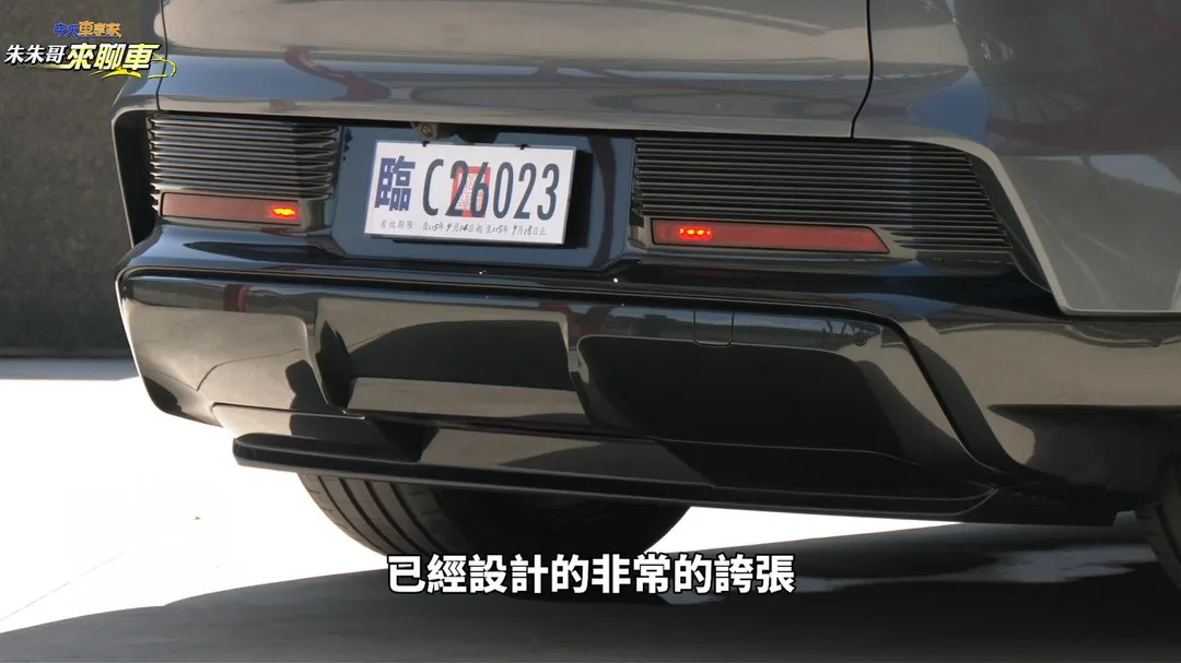 Porsche Cayenne Electric入門車尾設計已經很誇張 Turbo車款更搭載主動空力風刀（圖／中天車享家朱朱哥來聊車）