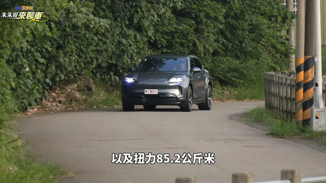 Porsche Cayenne Electric採前後雙永磁同步馬達四輪驅動，最大馬力442匹、最大扭力85.2公斤米，0至100公里加速4.8秒（圖／中天車享家朱朱哥來聊車）