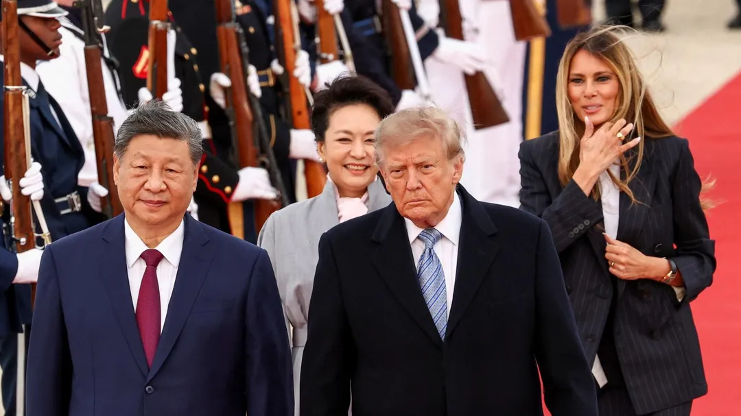 美國總統川普與第一夫人梅蘭妮亞，當地時間23日前往安德魯基地，迎接訪美的大陸國家主席習近平與夫人彭麗媛。（圖／路透）