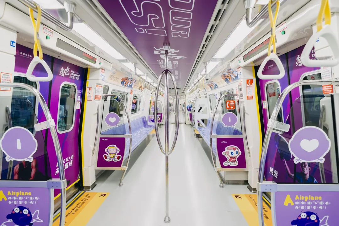 彩繪列車內也能看見桃園市吉祥物「ㄚ桃、園哥」,以活潑可愛的競賽圖示呈現各種競賽項目。(圖/桃園市政府)