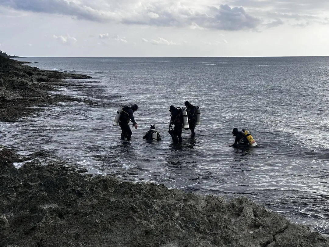 墾管處接獲通報後會同海巡單位查緝，後續將交由警方偵辦盜採案件。（圖／保七總隊提供）