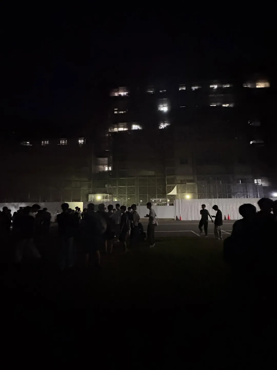 清華大學化學館地下室23日晚間竄出濃煙並觸發警報,學生緊急疏散。(圖/@luke_xiao_1223授權提供)