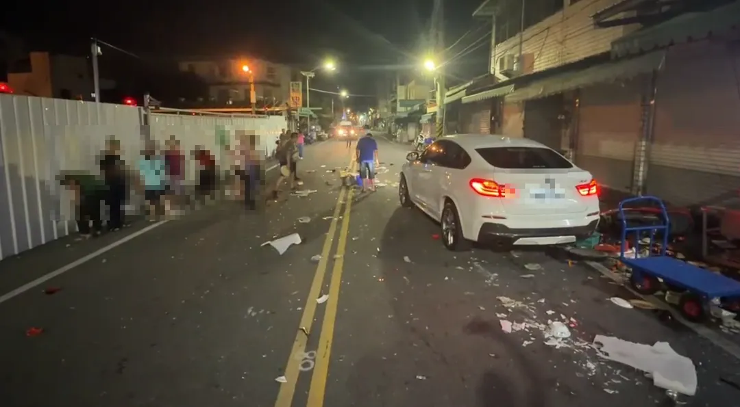 事故現場狼藉，BMW車頭嚴重毀損，車上甚至掛著餐盤與大腸等食材。（圖／警方提供）