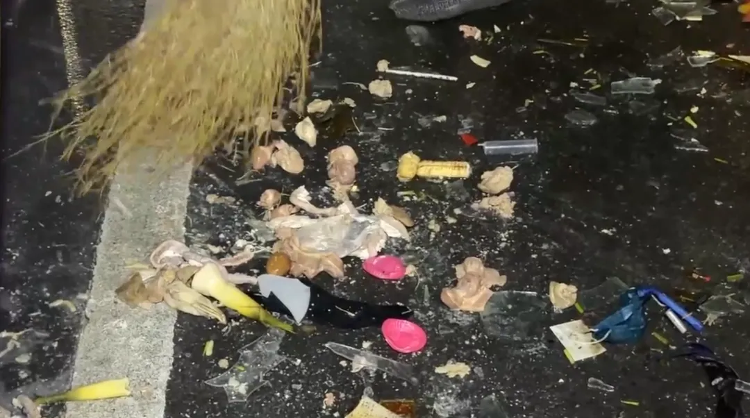 鵝肉攤的鍋碗瓢盆及食材全數噴飛至大馬路，攤位被硬生生撞飛。（圖／警方提供）
