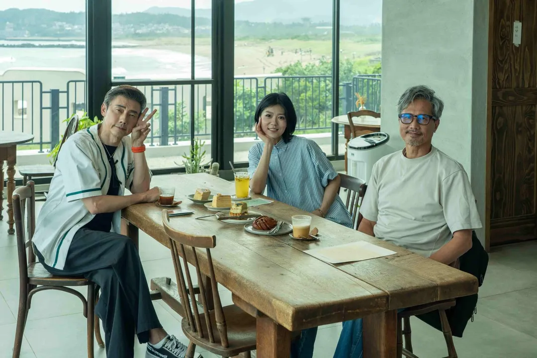 包小松（右）邀請包偉銘（左）、曹雅雯（中）擔任《花甲少年趣旅行》企劃《花甲少年之半熟朋友》來賓。（圖／東森綜合台提供）