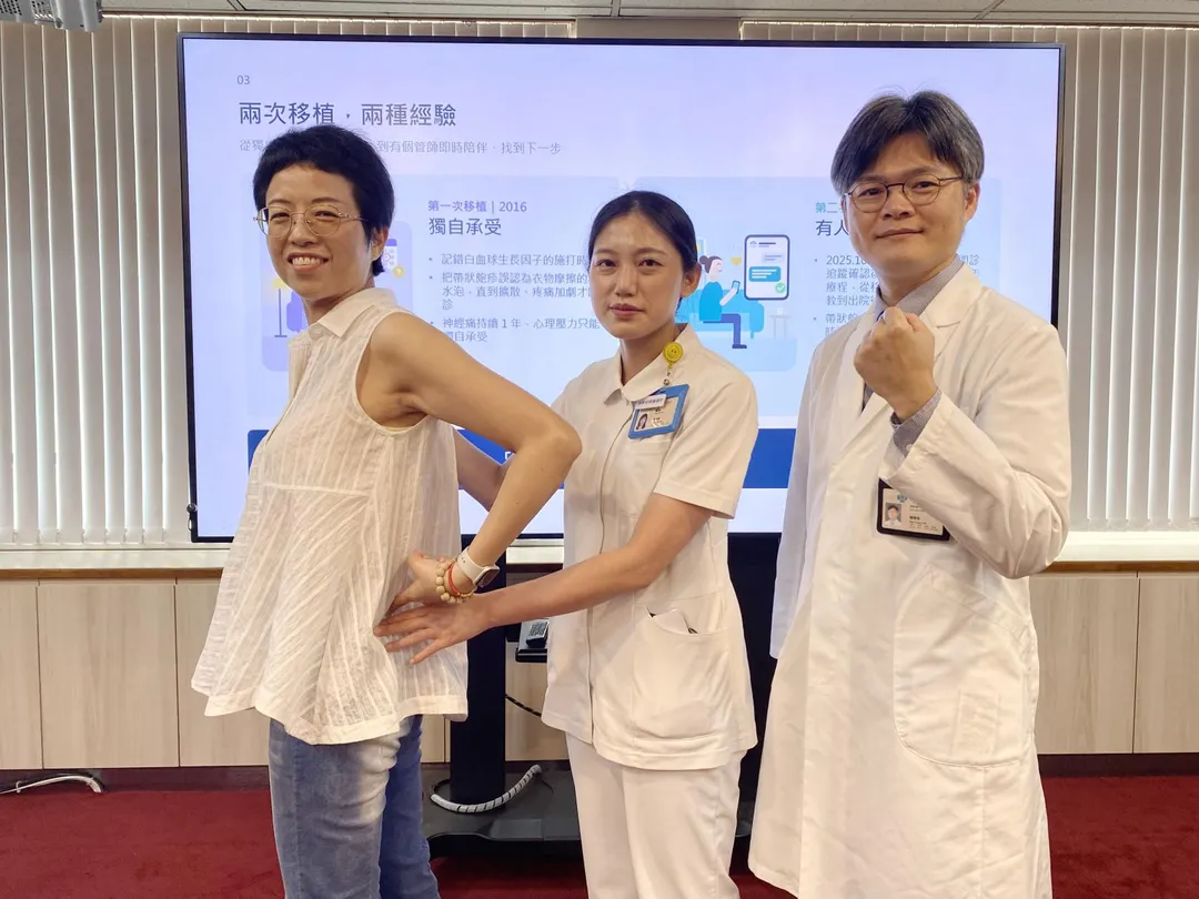洪女士(左)經骨髓穿刺檢查確認白血病復發,這次在造血幹細胞移植個案管理師鍾欣樺(中)協助串聯長達半年的治療流程。右為臺中榮總血液腫瘤科主任陳聰智。(圖/臺中榮總)