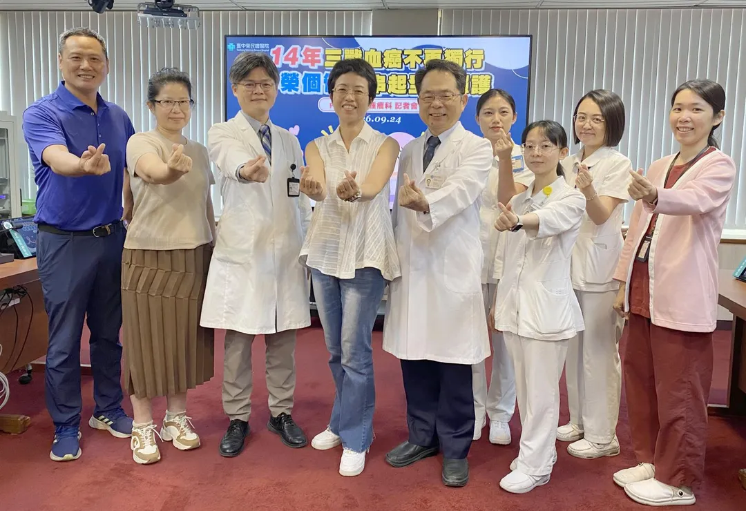 洪女士(左4)罹患白血病,14年期間兩次復發進行異體造血幹細胞移植,臺中榮總血液腫瘤科團隊和其家人共同協助她對抗疾病。(圖/臺中榮總)