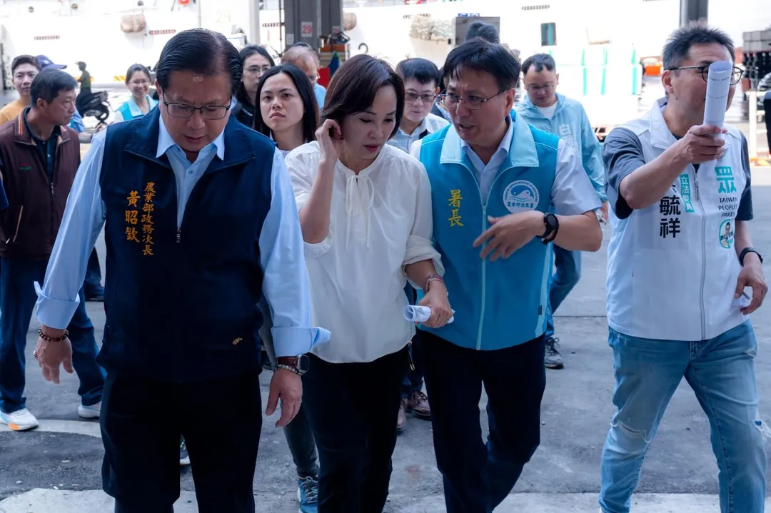 柯志恩聆聽漁業署說明情況。（圖／柯志恩競辦提供）