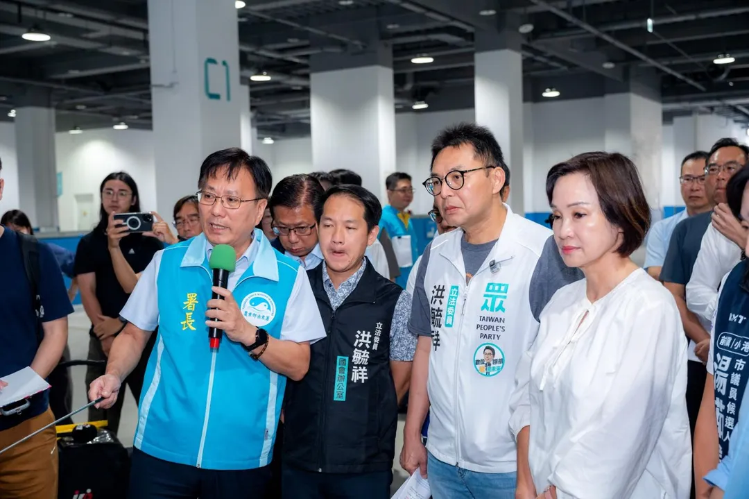 國民黨高雄市長參選人柯志恩與民眾黨立委洪毓祥前往視察前鎮漁港。（圖／柯志恩競辦提供）