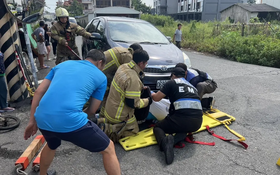 騎單車老翁受困車底命危。（圖／翻攝畫面）