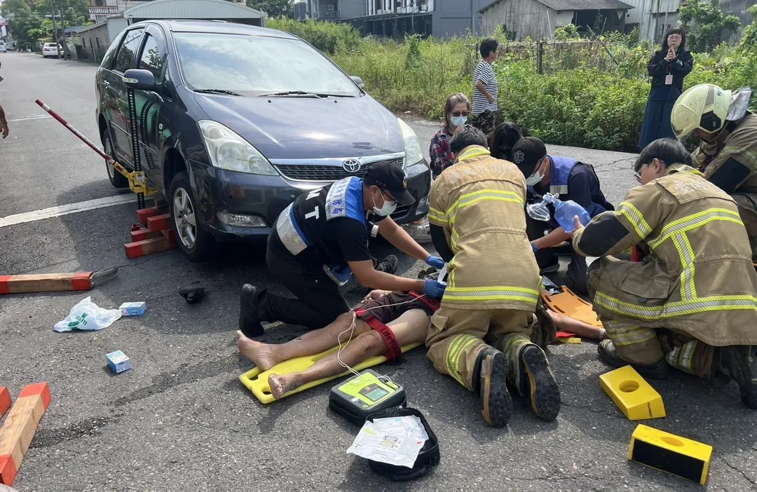 警消到場協助老翁脫困並急救。（圖／翻攝畫面）