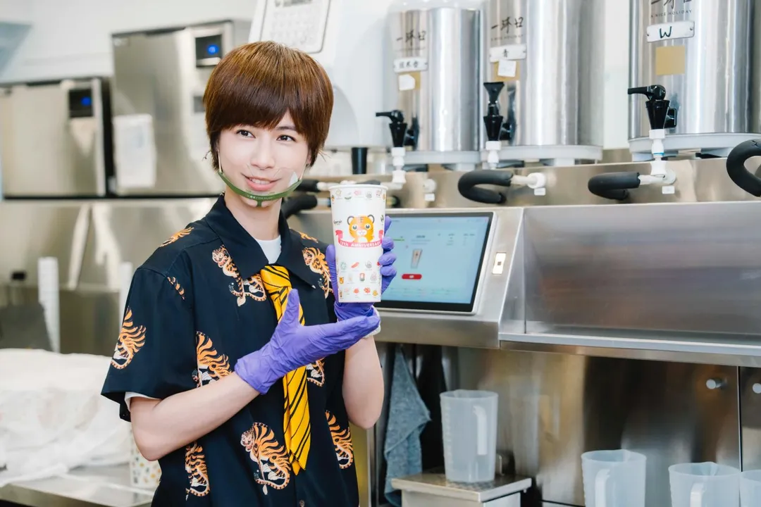 歌手魏嘉瑩24日化身一日店長，親自調製聯名飲品。（圖／相信音樂 提供）