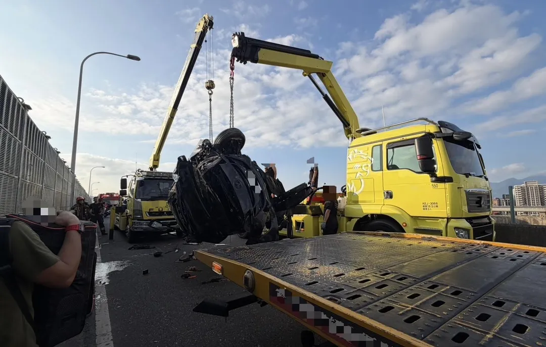 拖吊車到場協助排除現場。(圖/翻攝畫面)