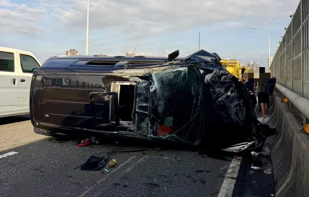 台64線發生翻車事故。(圖/翻攝畫面)