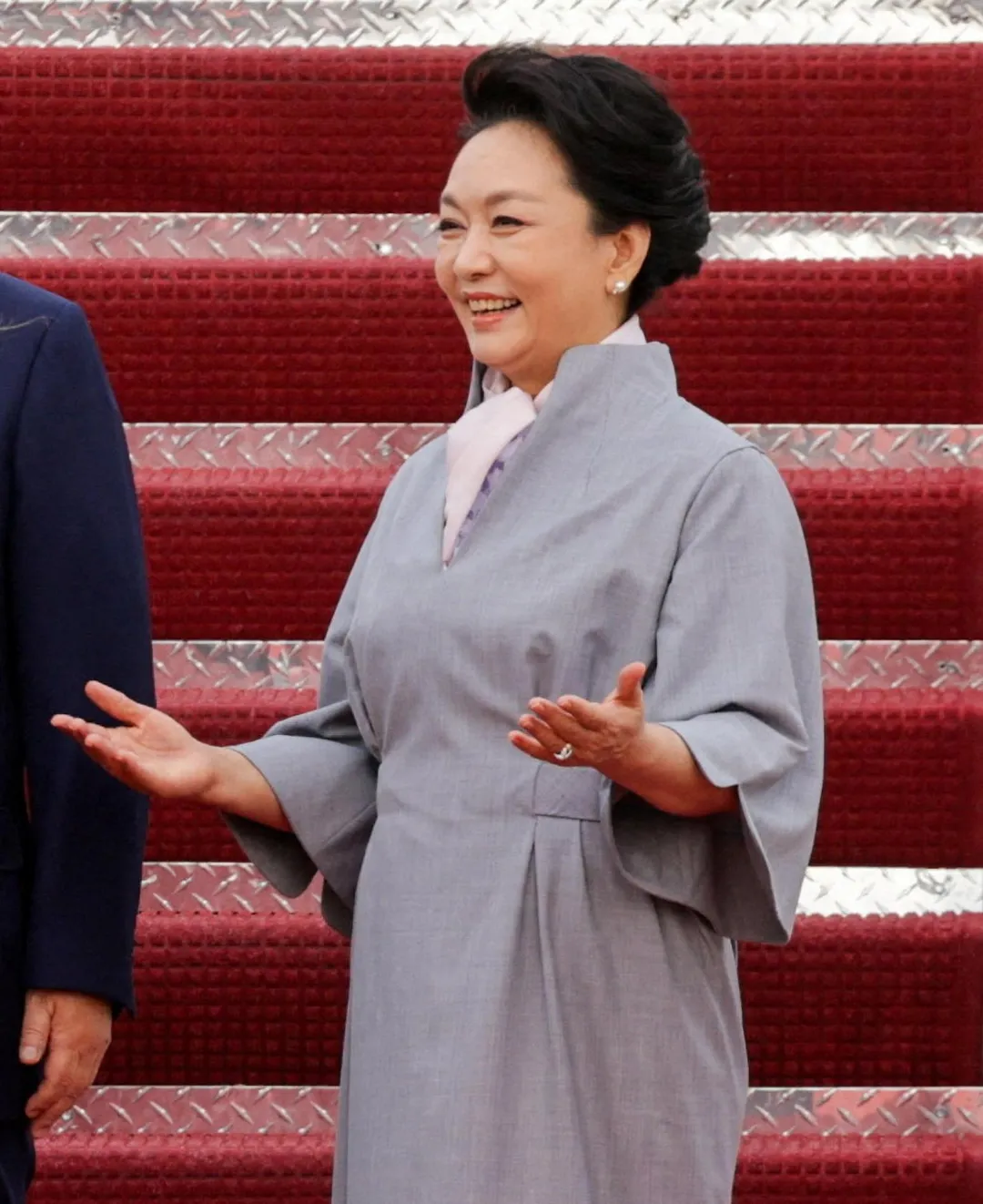 彭麗媛盤起髮髻有助拉長整體身形。（圖／路透社）