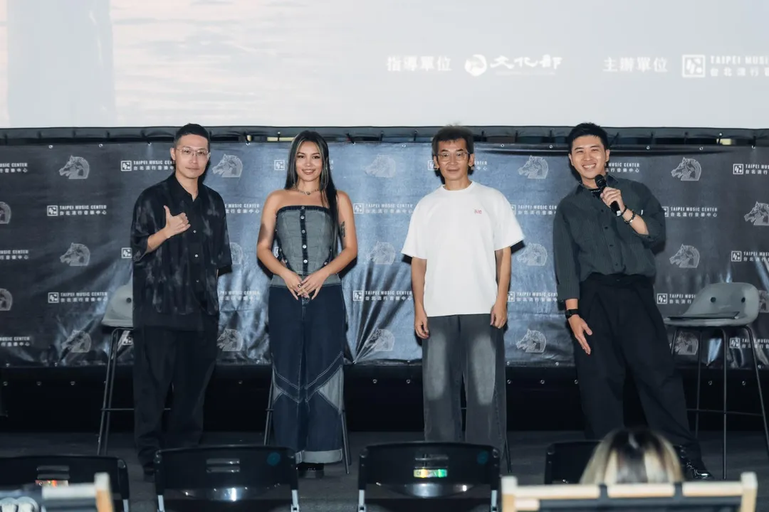 阿布絲（左二）18年後重新翻唱〈無樂不作〉更把族語唱進經典。（圖／北流 提供）