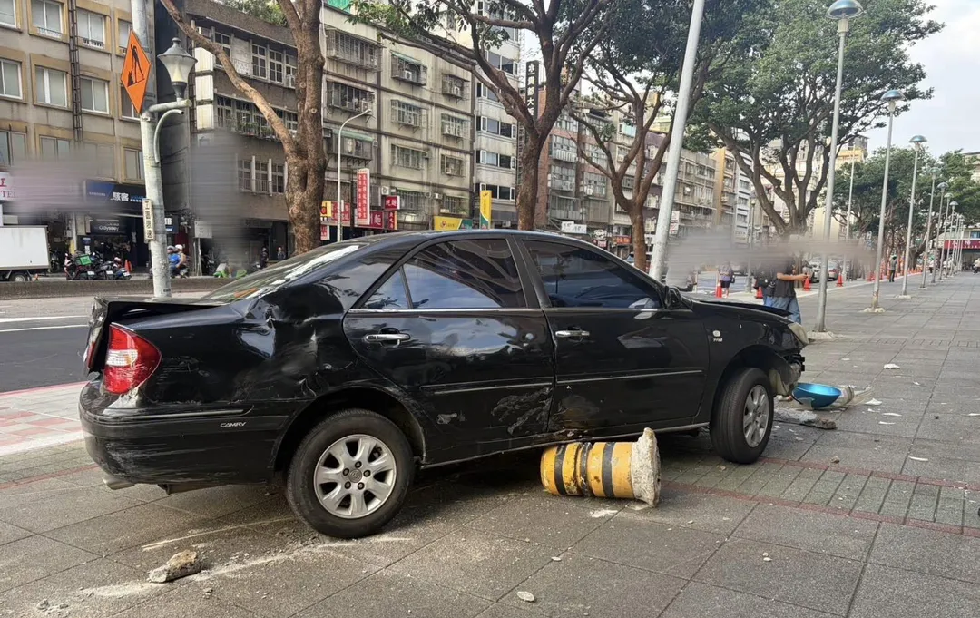 轎車擦撞機車後又暴衝撞上人行道。（圖／翻攝畫面）