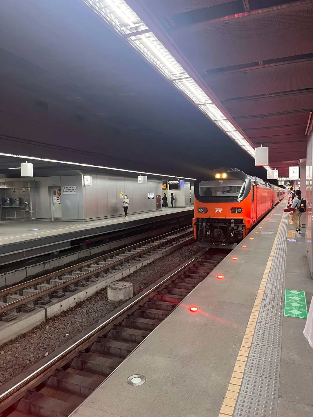 台鐵150次自強號列車24日晚間6時13分因車廂鬆軔不良導致一度停在高雄車站,車廂甚至冒出白煙。(圖/翻攝自Facebook@三鐵情報社:事故通報與鐵道事件分享)