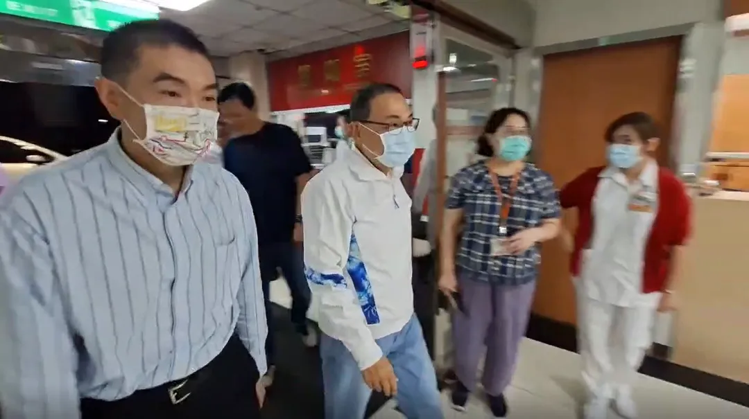 基隆市長謝國樑陪同新北市長侯友宜探視在基隆長庚治療的遭刺學生。（圖／中天新聞）