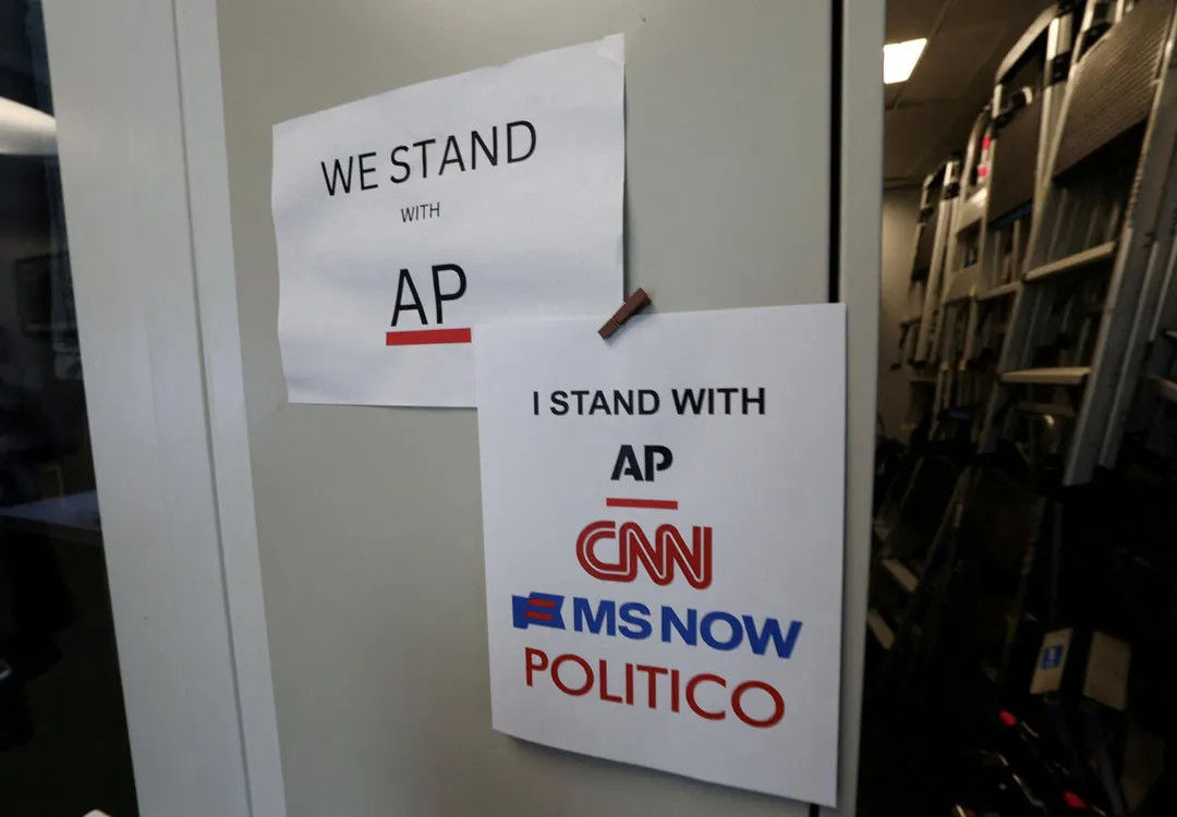 有聲援者印製標語力挺禁令所限制的媒體《CNN》、《MS NOW》和《POLITICO》。（圖／路透）