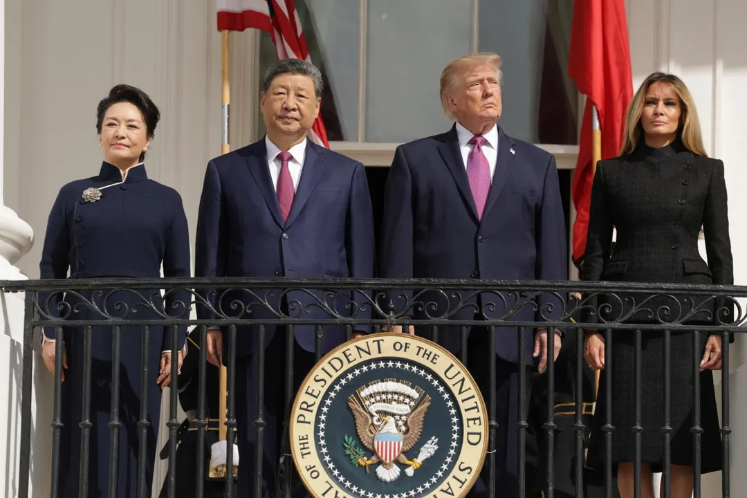 美國總統川普、第一夫人梅蘭妮亞（右二、右一），與到訪的大陸國家主席習近平及其夫人彭麗媛（左二、左一）24日在白宮陽台觀看歡迎演出。（圖／路透社）